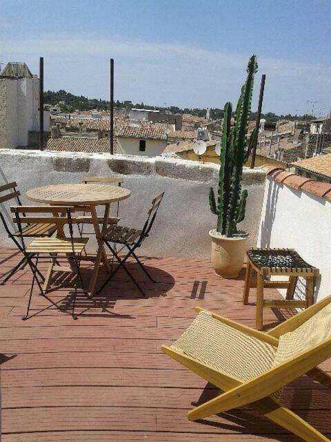 Appartement Avec Terrasse Panoramique Au Coeur De Nimes Exterior photo