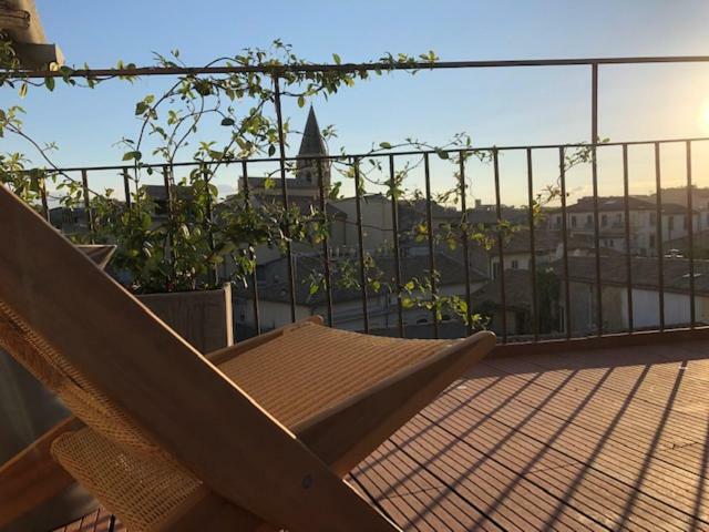 Appartement Avec Terrasse Panoramique Au Coeur De Nimes Exterior photo